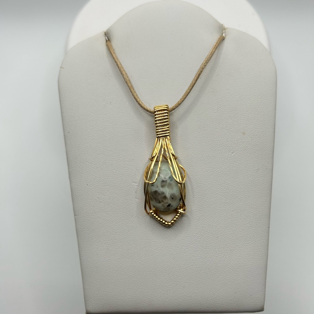Elegant Gold and Stone Pendant Necklace